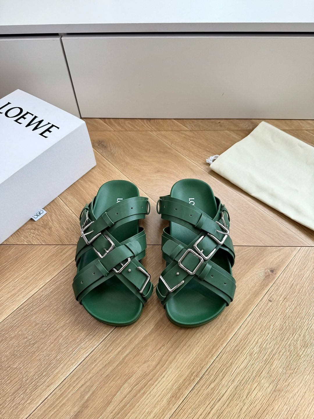 G027顶级品质 LOEWE 2026夏季糖果扣厚底凉鞋罗意威2026夏季限定的氛围感神鞋来啦🍃 自带慵