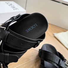G027顶级品质 LOEWE 2026夏季糖果扣厚底凉鞋罗意威2026夏季限定的氛围感神鞋来啦🍃 自带慵 G027顶级品质 LOEWE 2026夏季糖果扣厚底凉鞋罗意威2026夏季限定的氛围感神鞋来啦🍃 自带慵