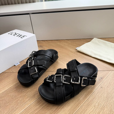 G027顶级品质 LOEWE 2026夏季糖果扣厚底凉鞋罗意威2026夏季限定的氛围感神鞋来啦🍃 自带慵 G027顶级品质 LOEWE 2026夏季糖果扣厚底凉鞋罗意威2026夏季限定的氛围感神鞋来啦🍃 自带慵