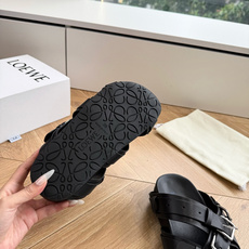 G027顶级品质 LOEWE 2026夏季糖果扣厚底凉鞋罗意威2026夏季限定的氛围感神鞋来啦🍃 自带慵 G027顶级品质 LOEWE 2026夏季糖果扣厚底凉鞋罗意威2026夏季限定的氛围感神鞋来啦🍃 自带慵