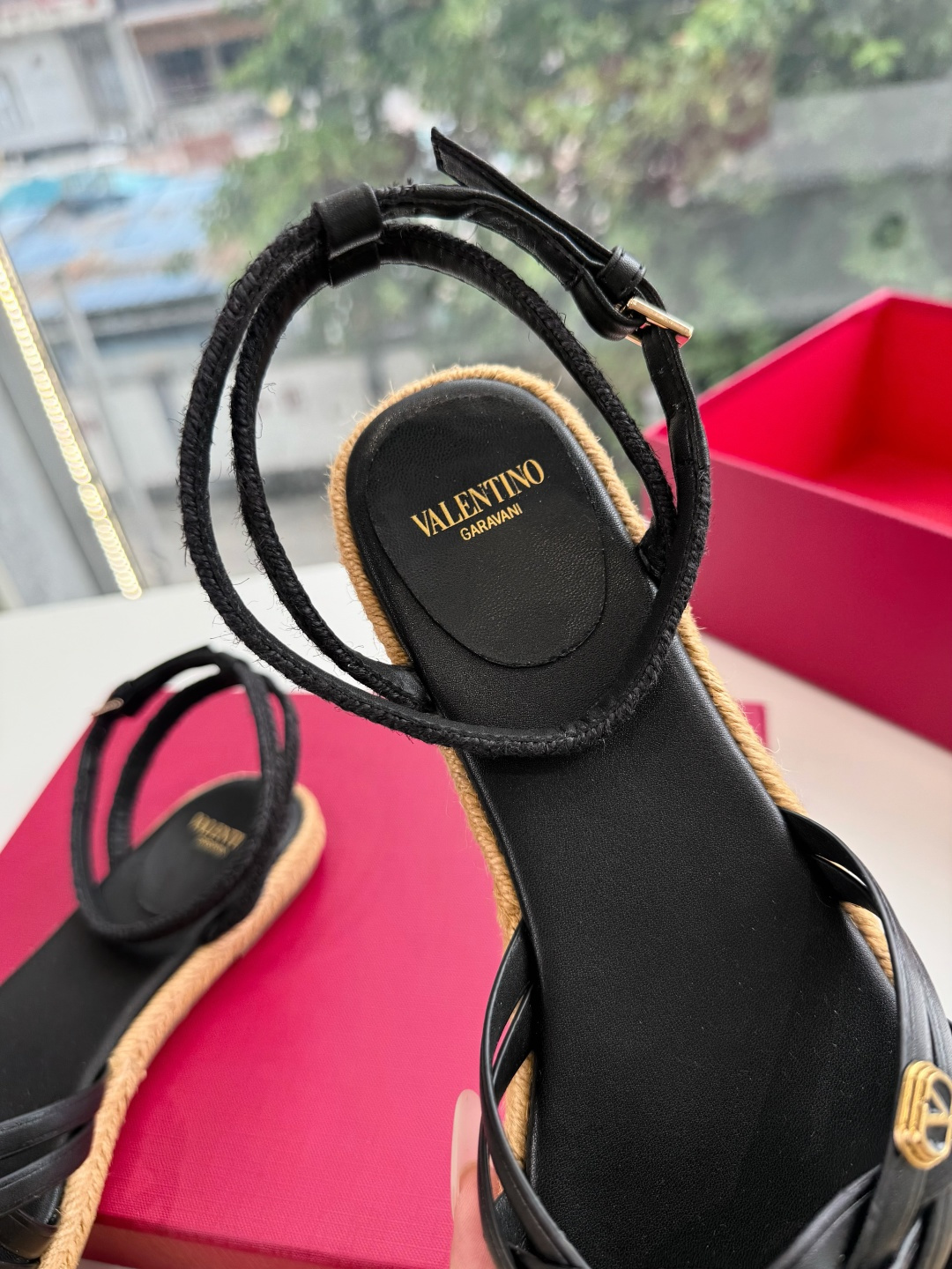G171顶级VALENTINO华伦天奴经典平底凉鞋单鞋春夏VLOGO SIGNATURE鞋型线条流畅.版