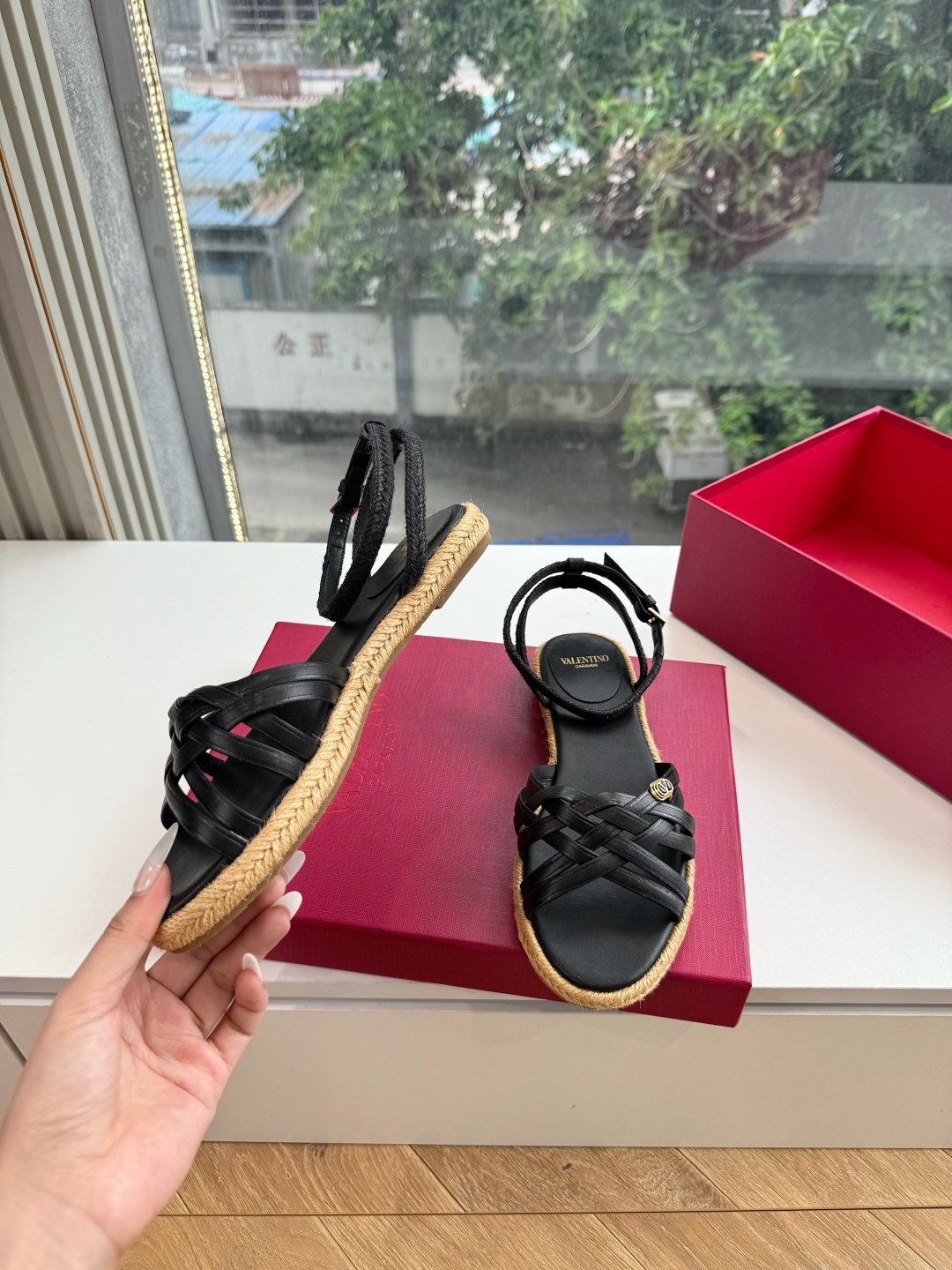 G171顶级VALENTINO华伦天奴经典平底凉鞋单鞋春夏VLOGO SIGNATURE鞋型线条流畅.版