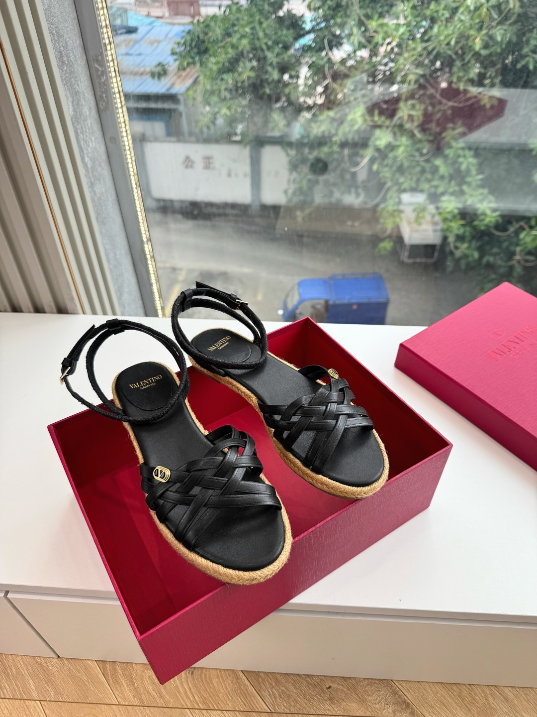 G171顶级VALENTINO华伦天奴经典平底凉鞋单鞋春夏VLOGO SIGNATURE鞋型线条流畅.版