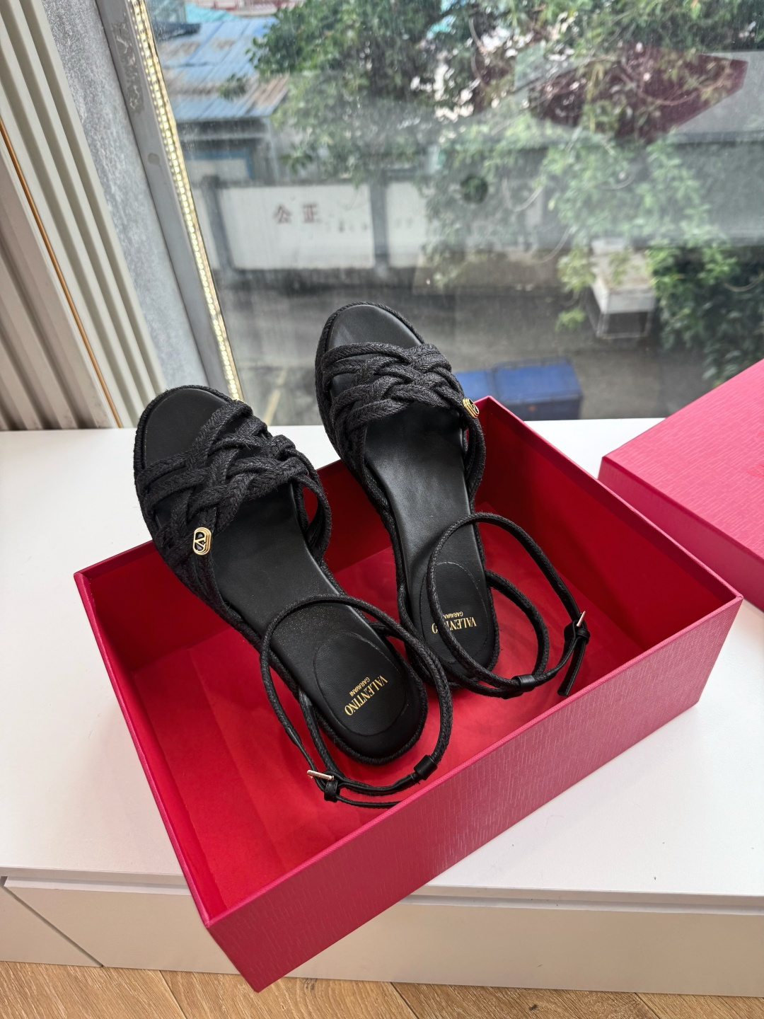 G171顶级VALENTINO华伦天奴经典平底凉鞋单鞋春夏VLOGO SIGNATURE鞋型线条流畅.版
