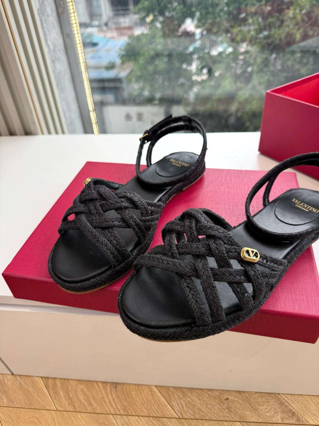 G171顶级VALENTINO华伦天奴经典平底凉鞋单鞋春夏VLOGO SIGNATURE鞋型线条流畅.版