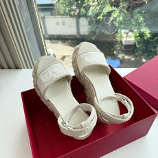 G171顶级VALENTINO华伦天奴经典坡跟凉鞋单鞋春夏VLOGO SIGNATURE鞋型线条流畅.版 G171顶级VALENTINO华伦天奴经典坡跟凉鞋单鞋春夏VLOGO SIGNATURE鞋型线条流畅.版