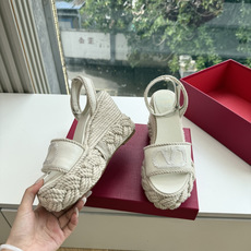 G171顶级VALENTINO华伦天奴经典坡跟凉鞋单鞋春夏VLOGO SIGNATURE鞋型线条流畅.版 G171顶级VALENTINO华伦天奴经典坡跟凉鞋单鞋春夏VLOGO SIGNATURE鞋型线条流畅.版