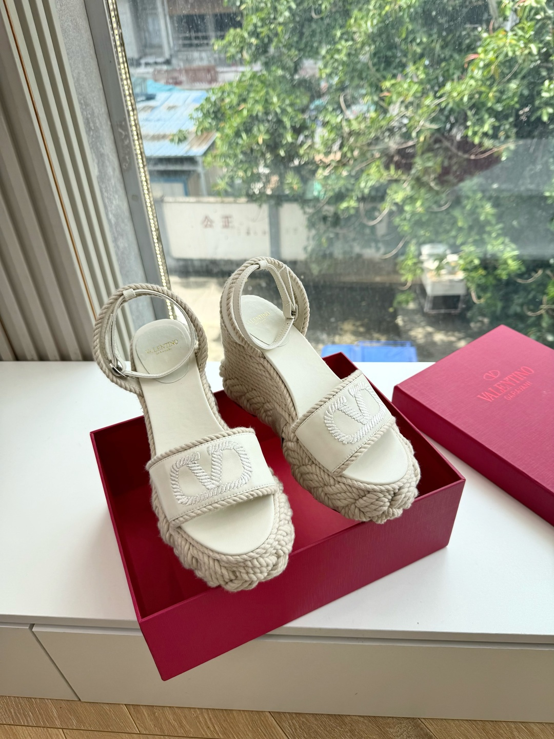 G171顶级VALENTINO华伦天奴经典坡跟凉鞋单鞋春夏VLOGO SIGNATURE鞋型线条流畅.版