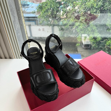 G171顶级VALENTINO华伦天奴经典坡跟凉鞋单鞋春夏VLOGO SIGNATURE鞋型线条流畅.版 G171顶级VALENTINO华伦天奴经典坡跟凉鞋单鞋春夏VLOGO SIGNATURE鞋型线条流畅.版