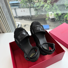 G171顶级VALENTINO华伦天奴经典坡跟凉鞋单鞋春夏VLOGO SIGNATURE鞋型线条流畅.版 G171顶级VALENTINO华伦天奴经典坡跟凉鞋单鞋春夏VLOGO SIGNATURE鞋型线条流畅.版