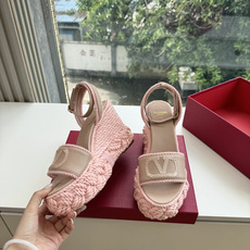 G171顶级VALENTINO华伦天奴经典坡跟凉鞋单鞋春夏VLOGO SIGNATURE鞋型线条流畅.版 G171顶级VALENTINO华伦天奴经典坡跟凉鞋单鞋春夏VLOGO SIGNATURE鞋型线条流畅.版