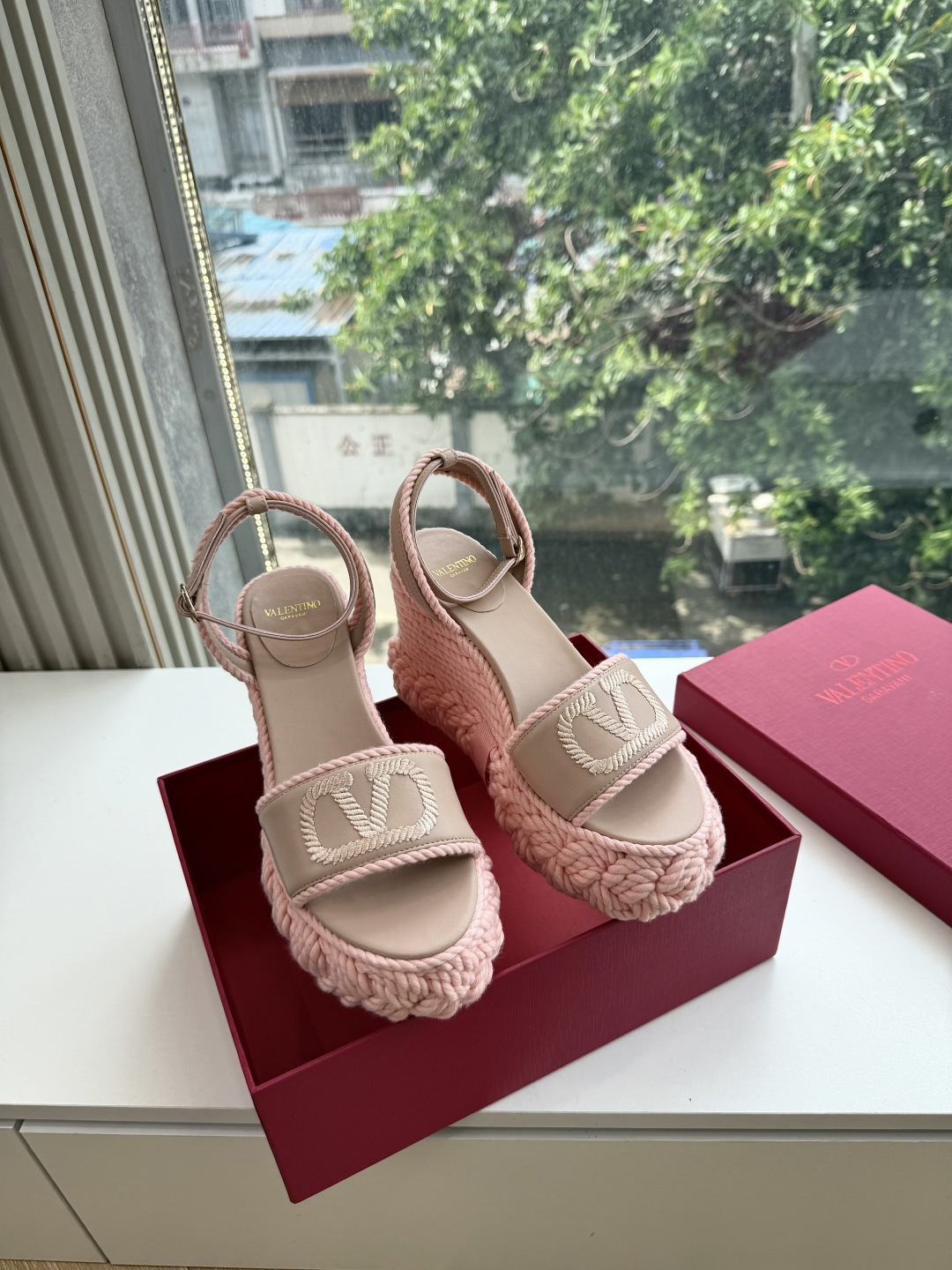 G171顶级VALENTINO华伦天奴经典坡跟凉鞋单鞋春夏VLOGO SIGNATURE鞋型线条流畅.版