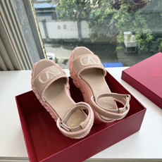 G171顶级VALENTINO华伦天奴经典坡跟凉鞋单鞋春夏VLOGO SIGNATURE鞋型线条流畅.版 G171顶级VALENTINO华伦天奴经典坡跟凉鞋单鞋春夏VLOGO SIGNATURE鞋型线条流畅.版