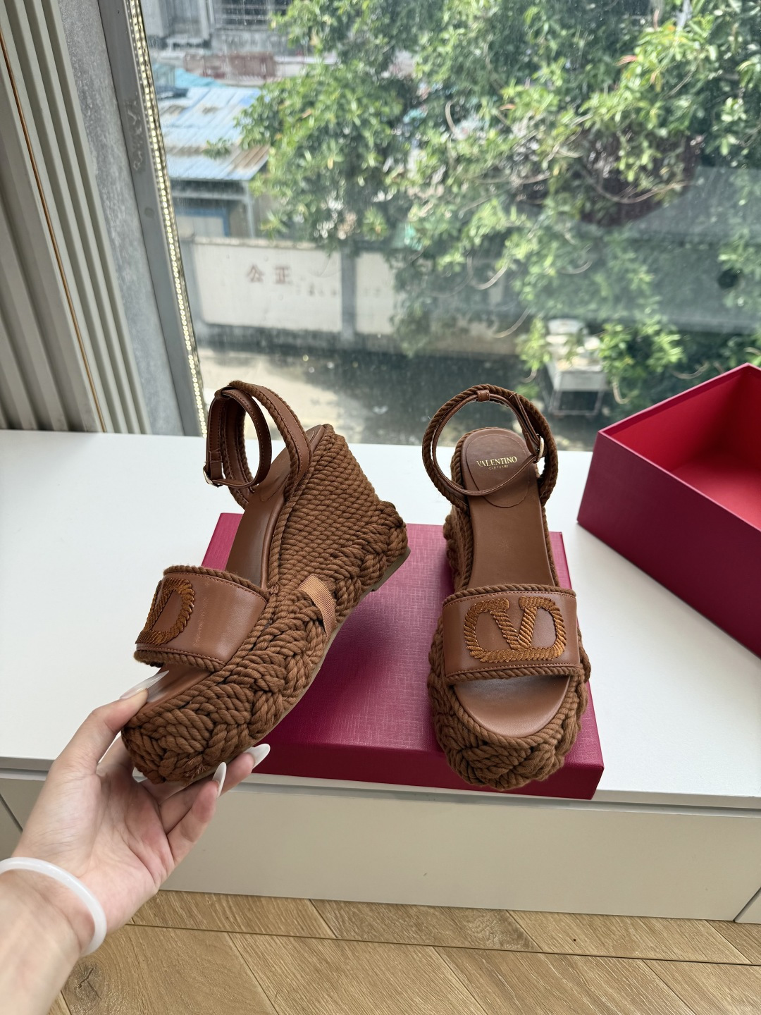 G171顶级VALENTINO华伦天奴经典坡跟凉鞋单鞋春夏VLOGO SIGNATURE鞋型线条流畅.版