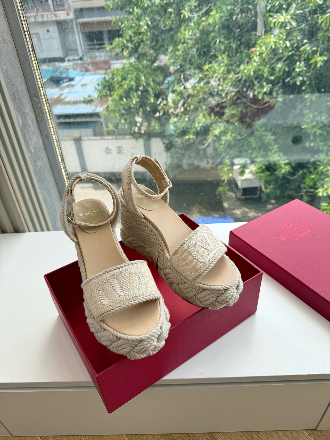 G171顶级VALENTINO华伦天奴经典坡跟凉鞋单鞋春夏VLOGO SIGNATURE鞋型线条流畅.版