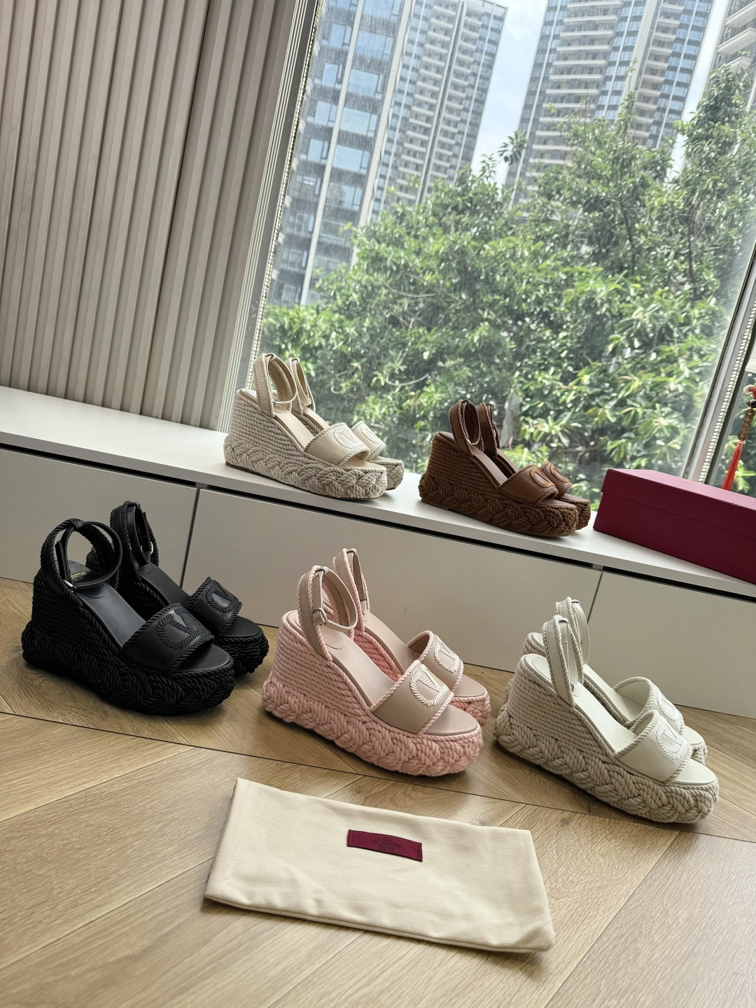 G171顶级VALENTINO华伦天奴经典坡跟凉鞋单鞋春夏VLOGO SIGNATURE鞋型线条流畅.版