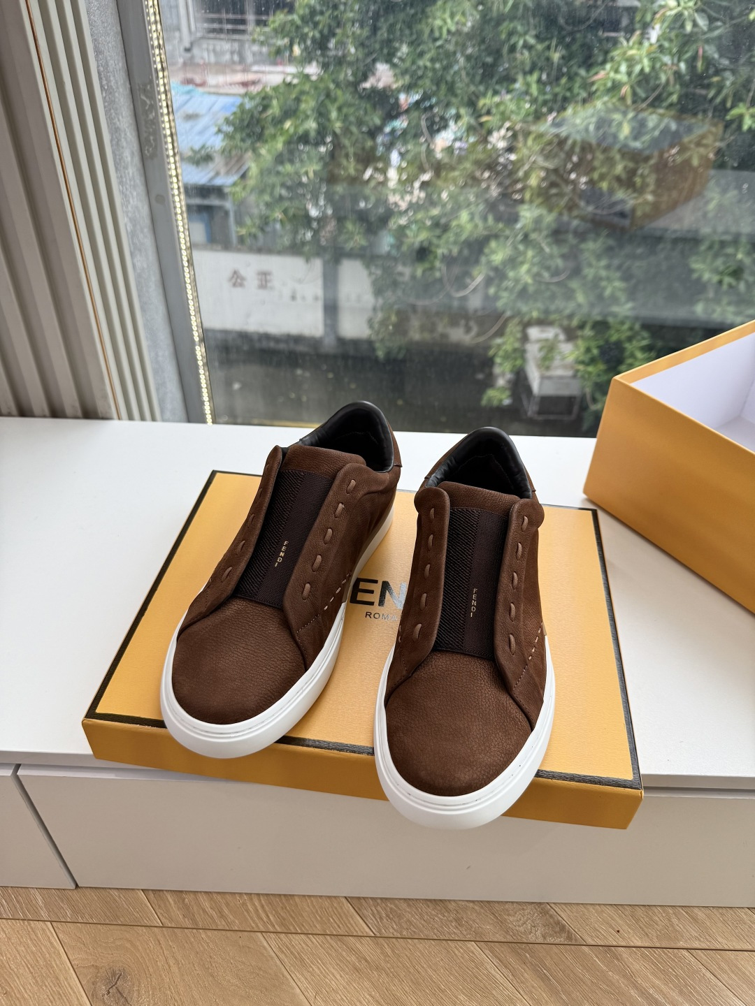 😀G029顶级2026新色帅 FENDI芬迪新色男鞋FENDI品牌核心元素的心情献礼与 90年代初FEN