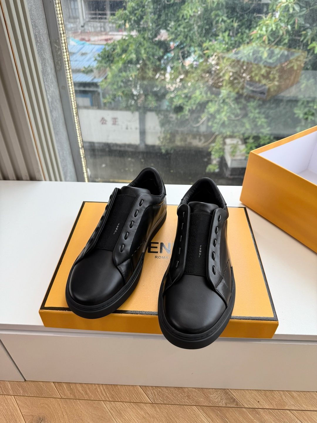 😀G029顶级2026新色帅 FENDI芬迪新色男鞋FENDI品牌核心元素的心情献礼与 90年代初FEN