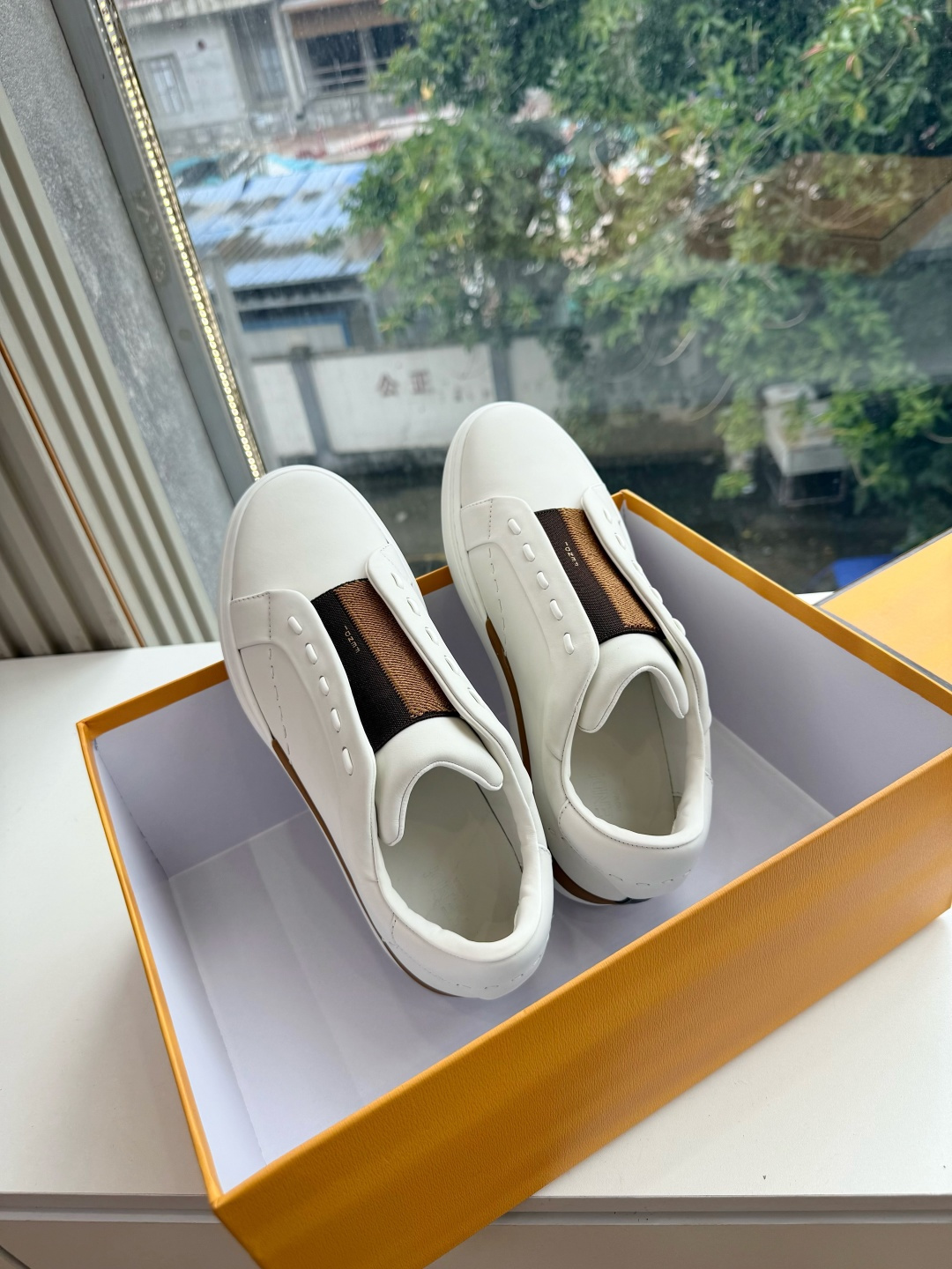 😀G029顶级2026新色帅 FENDI芬迪新色男鞋FENDI品牌核心元素的心情献礼与 90年代初FEN
