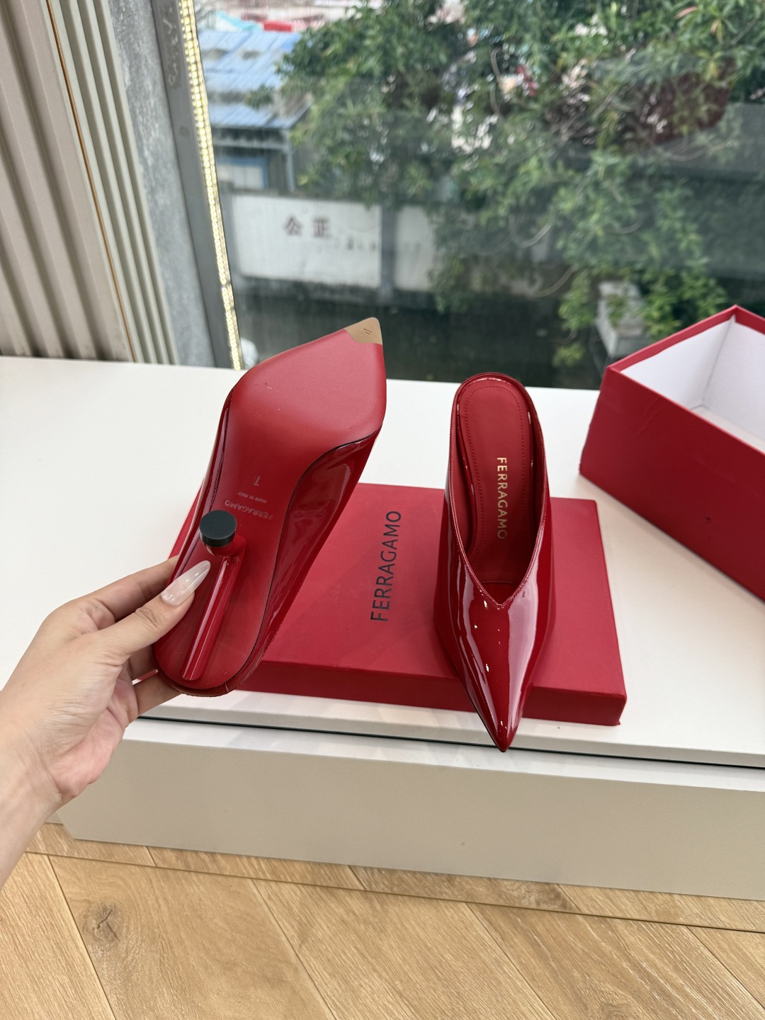 G397所见即所得代购级 原版一比一复刻顶级FERRAGAMO菲拉格慕女士新版穆勒拖鞋非常百搭，穿着不累