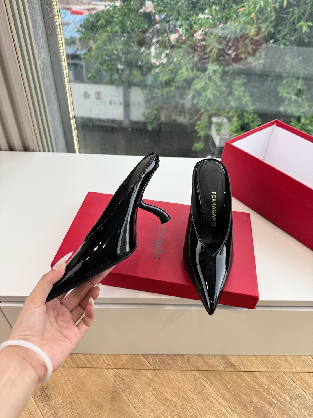 G397所见即所得代购级 原版一比一复刻顶级FERRAGAMO菲拉格慕女士新版穆勒拖鞋非常百搭，穿着不累