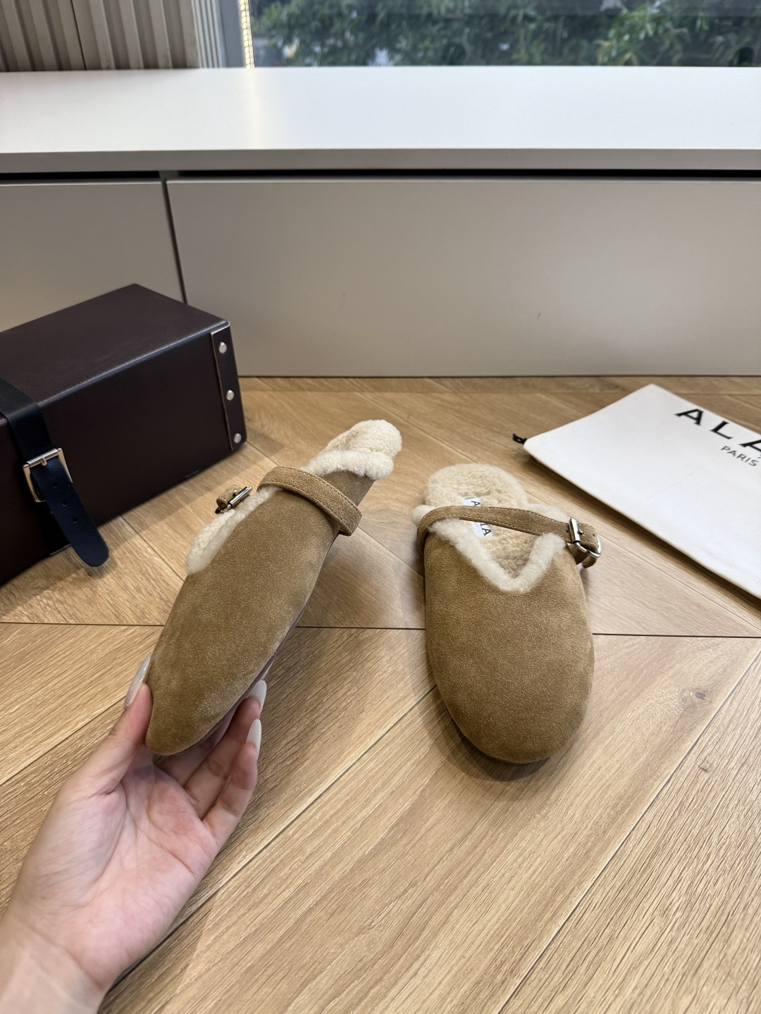 所见即所得G241代购级别原版购入法国一线奢侈品牌ALAIA 阿莱亚秋冬天真的要来咯!羊羔绒鞋~ Alaia奶呼呼的秋冬 所见即所得G241代购级别原版购入法国一线奢侈品牌ALAIA 阿莱亚秋冬天真的要来咯!羊羔绒鞋~ Alaia奶呼呼的秋冬