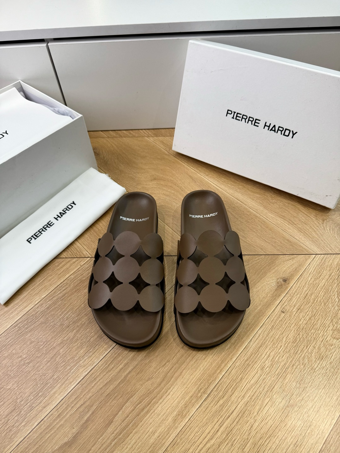 G009顶级品质Pierre hardy26ss 居家休闲 网红同款镂空沙滩平底百搭拖鞋春夏值得入手的简