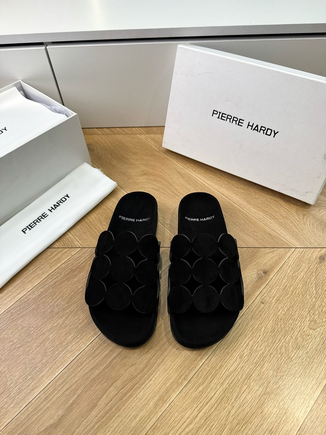 G009顶级品质Pierre hardy26ss 居家休闲 网红同款镂空沙滩平底百搭拖鞋春夏值得入手的简