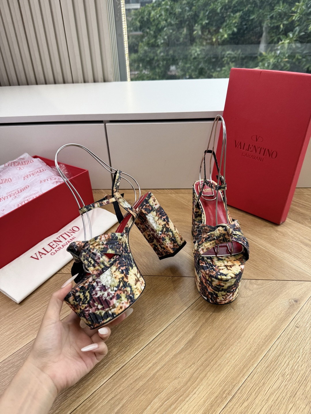 G289VALENTINO华伦天奴经典凉鞋单鞋春夏VLOGO SIGNATURE鞋型线条流畅.版型超赞上