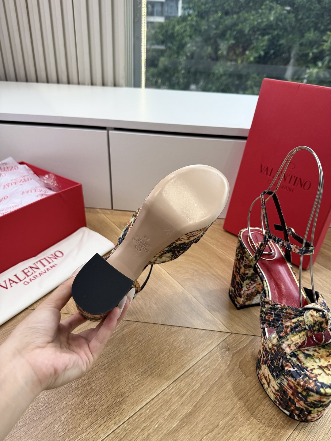 G289VALENTINO华伦天奴经典凉鞋单鞋春夏VLOGO SIGNATURE鞋型线条流畅.版型超赞上