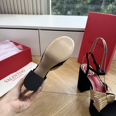 G289VALENTINO华伦天奴经典凉鞋单鞋春夏VLOGO SIGNATURE鞋型线条流畅.版型超赞上 G289VALENTINO华伦天奴经典凉鞋单鞋春夏VLOGO SIGNATURE鞋型线条流畅.版型超赞上