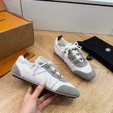 G000所见即所得2026年春夏秀场上推出的 LV Footprint Soccer 芭蕾运动鞋是 Ph G000所见即所得2026年春夏秀场上推出的 LV Footprint Soccer 芭蕾运动鞋是 Ph