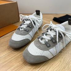 G000所见即所得2026年春夏秀场上推出的 LV Footprint Soccer 芭蕾运动鞋是 Ph G000所见即所得2026年春夏秀场上推出的 LV Footprint Soccer 芭蕾运动鞋是 Ph