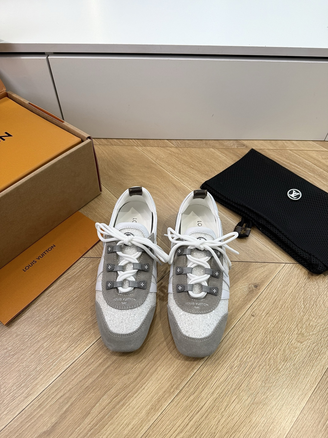 G000所见即所得2026年春夏秀场上推出的 LV Footprint Soccer 芭蕾运动鞋是 Ph