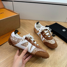 G000所见即所得2026年春夏秀场上推出的 LV Footprint Soccer 芭蕾运动鞋是 Ph G000所见即所得2026年春夏秀场上推出的 LV Footprint Soccer 芭蕾运动鞋是 Ph