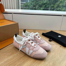G000所见即所得2026年春夏秀场上推出的 LV Footprint Soccer 芭蕾运动鞋是 Ph G000所见即所得2026年春夏秀场上推出的 LV Footprint Soccer 芭蕾运动鞋是 Ph