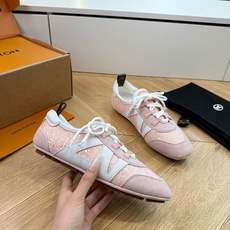 G000所见即所得2026年春夏秀场上推出的 LV Footprint Soccer 芭蕾运动鞋是 Ph G000所见即所得2026年春夏秀场上推出的 LV Footprint Soccer 芭蕾运动鞋是 Ph