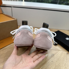 G000所见即所得2026年春夏秀场上推出的 LV Footprint Soccer 芭蕾运动鞋是 Ph G000所见即所得2026年春夏秀场上推出的 LV Footprint Soccer 芭蕾运动鞋是 Ph