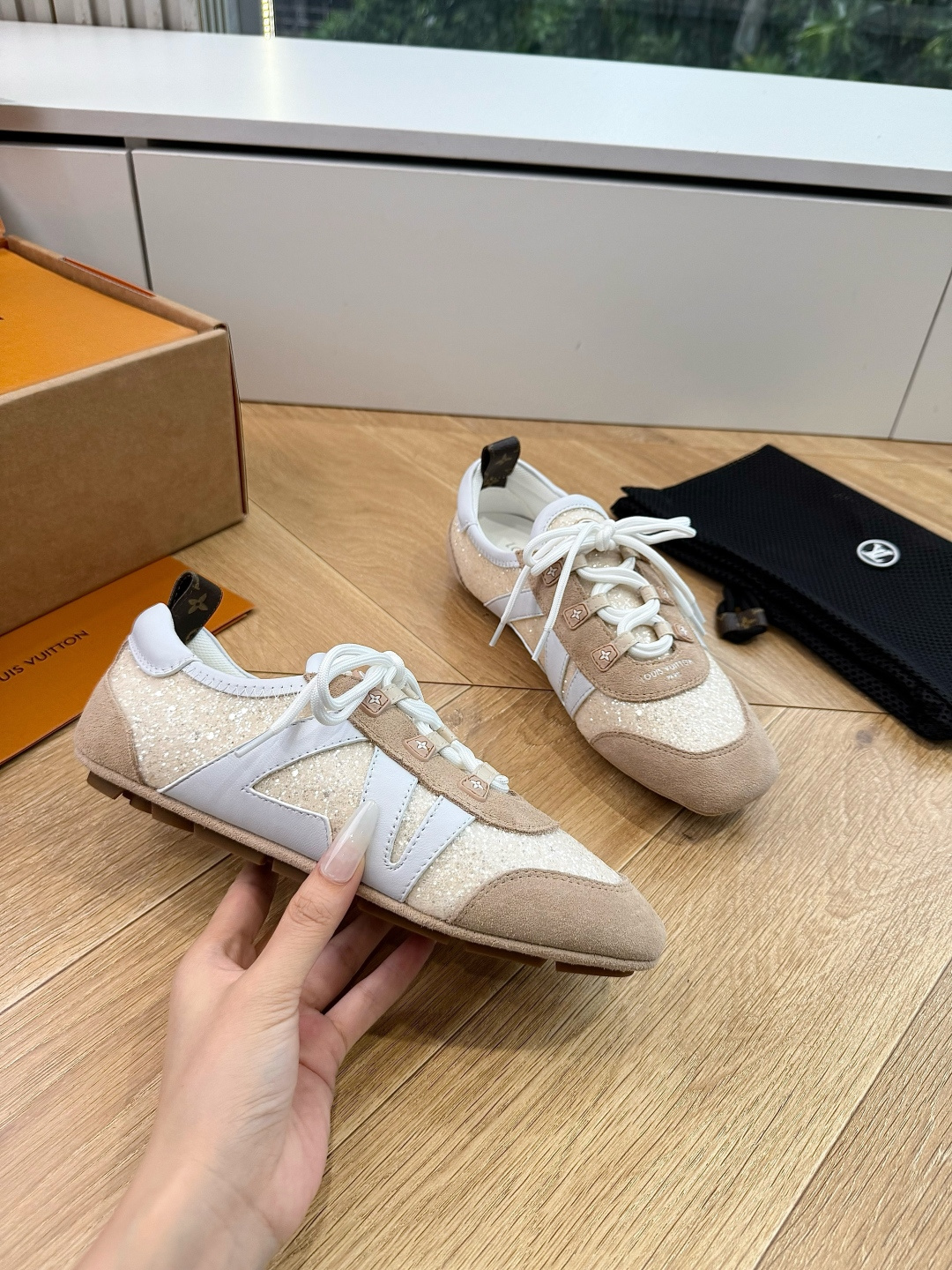 G000所见即所得2026年春夏秀场上推出的 LV Footprint Soccer 芭蕾运动鞋是 Ph