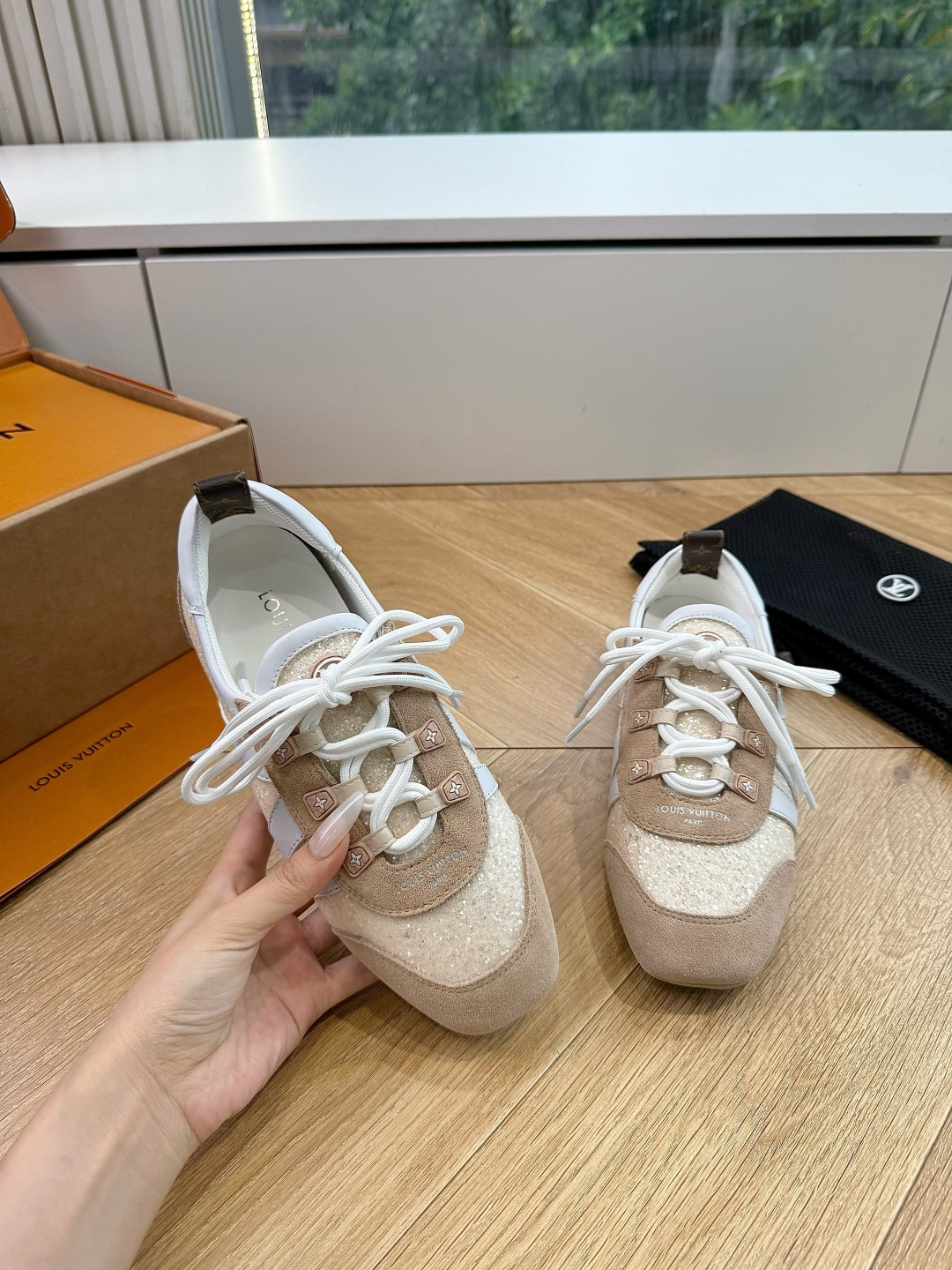 G000所见即所得2026年春夏秀场上推出的 LV Footprint Soccer 芭蕾运动鞋是 Ph