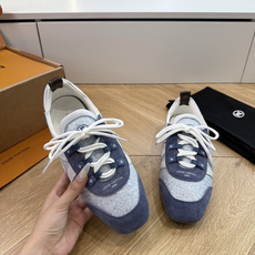 G000所见即所得2026年春夏秀场上推出的 LV Footprint Soccer 芭蕾运动鞋是 Ph G000所见即所得2026年春夏秀场上推出的 LV Footprint Soccer 芭蕾运动鞋是 Ph
