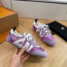 G000所见即所得2026年春夏秀场上推出的 LV Footprint Soccer 芭蕾运动鞋是 Ph G000所见即所得2026年春夏秀场上推出的 LV Footprint Soccer 芭蕾运动鞋是 Ph