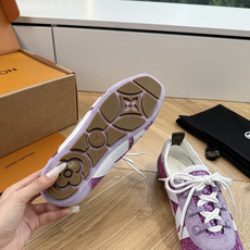 G000所见即所得2026年春夏秀场上推出的 LV Footprint Soccer 芭蕾运动鞋是 Ph G000所见即所得2026年春夏秀场上推出的 LV Footprint Soccer 芭蕾运动鞋是 Ph