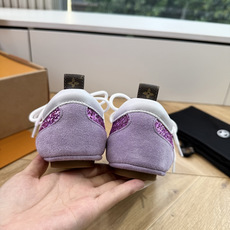 G000所见即所得2026年春夏秀场上推出的 LV Footprint Soccer 芭蕾运动鞋是 Ph G000所见即所得2026年春夏秀场上推出的 LV Footprint Soccer 芭蕾运动鞋是 Ph