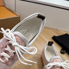 G000所见即所得2026年春夏秀场上推出的 LV Footprint Soccer 芭蕾运动鞋是 Ph G000所见即所得2026年春夏秀场上推出的 LV Footprint Soccer 芭蕾运动鞋是 Ph