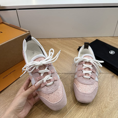 G000所见即所得2026年春夏秀场上推出的 LV Footprint Soccer 芭蕾运动鞋是 Ph G000所见即所得2026年春夏秀场上推出的 LV Footprint Soccer 芭蕾运动鞋是 Ph