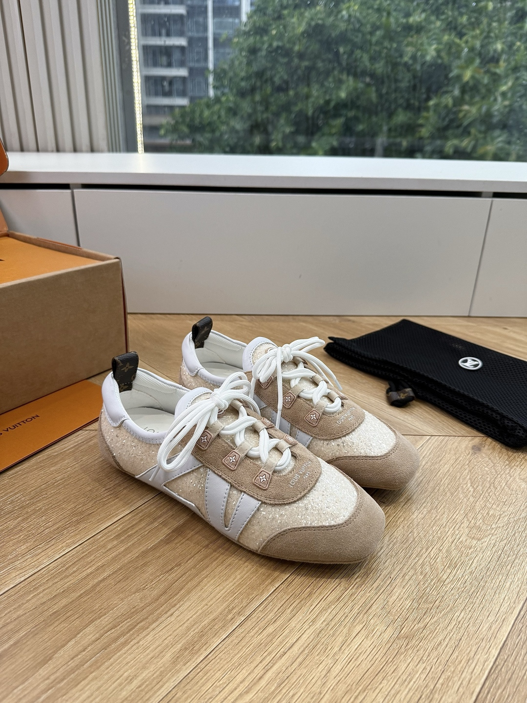 G000所见即所得2026年春夏秀场上推出的 LV Footprint Soccer 芭蕾运动鞋是 Ph