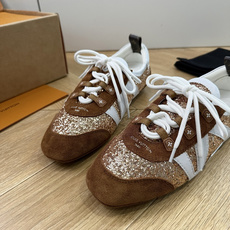 G000所见即所得2026年春夏秀场上推出的 LV Footprint Soccer 芭蕾运动鞋是 Ph G000所见即所得2026年春夏秀场上推出的 LV Footprint Soccer 芭蕾运动鞋是 Ph