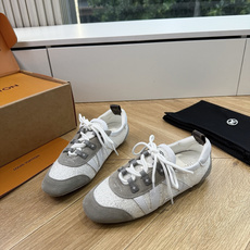 G000所见即所得2026年春夏秀场上推出的 LV Footprint Soccer 芭蕾运动鞋是 Ph G000所见即所得2026年春夏秀场上推出的 LV Footprint Soccer 芭蕾运动鞋是 Ph