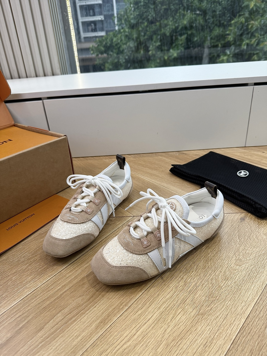 G000所见即所得2026年春夏秀场上推出的 LV Footprint Soccer 芭蕾运动鞋是 Ph